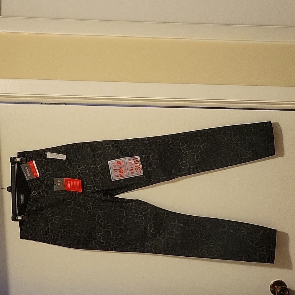 NWT: BOLD elements Cut to Curve Skinny Jeans